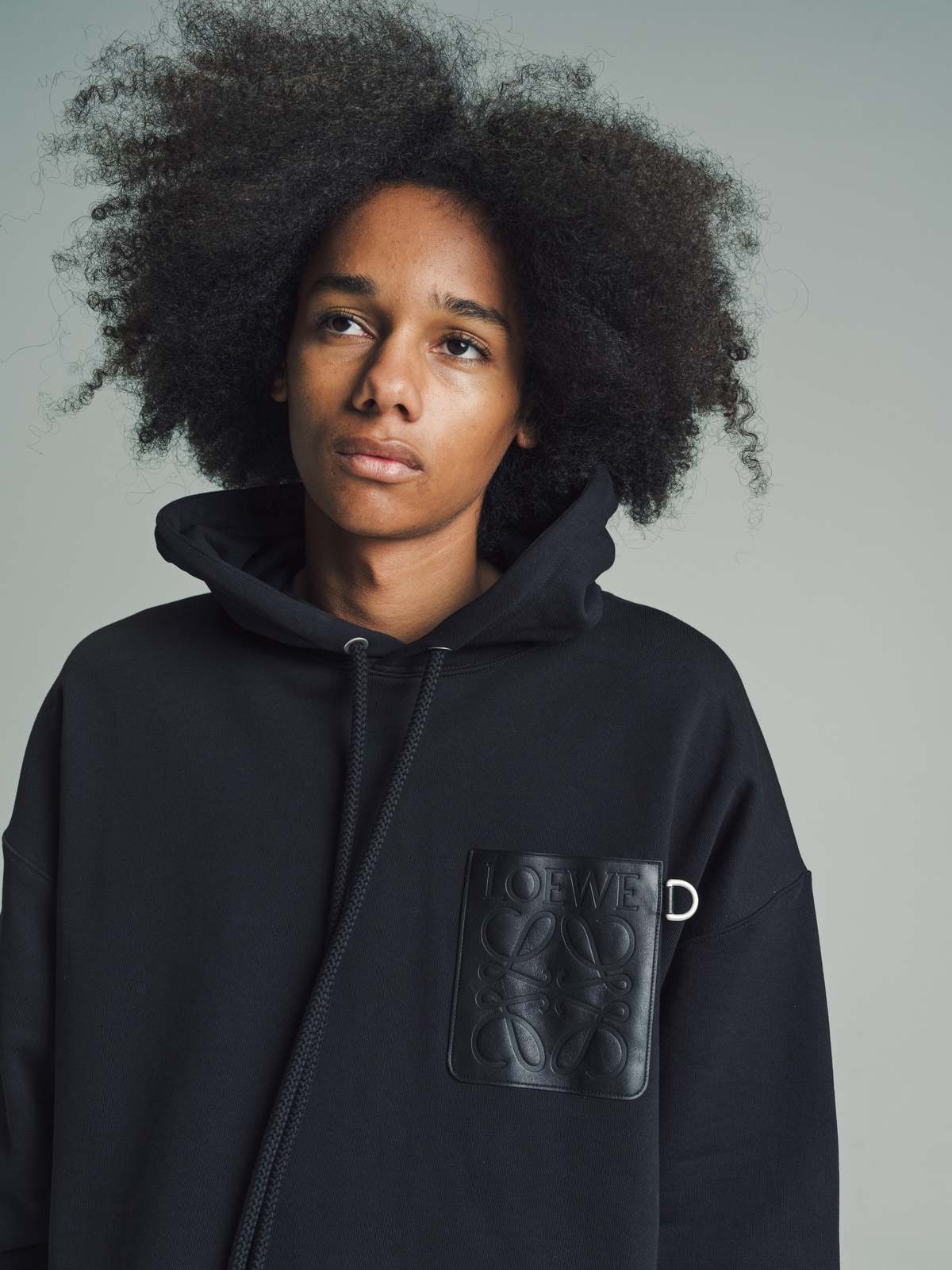 パーカー・フーディ LOEWE Small Anagram Hoodie in Black LOEWE Anagram-embroidered Hoodie | Black | FARFETCH