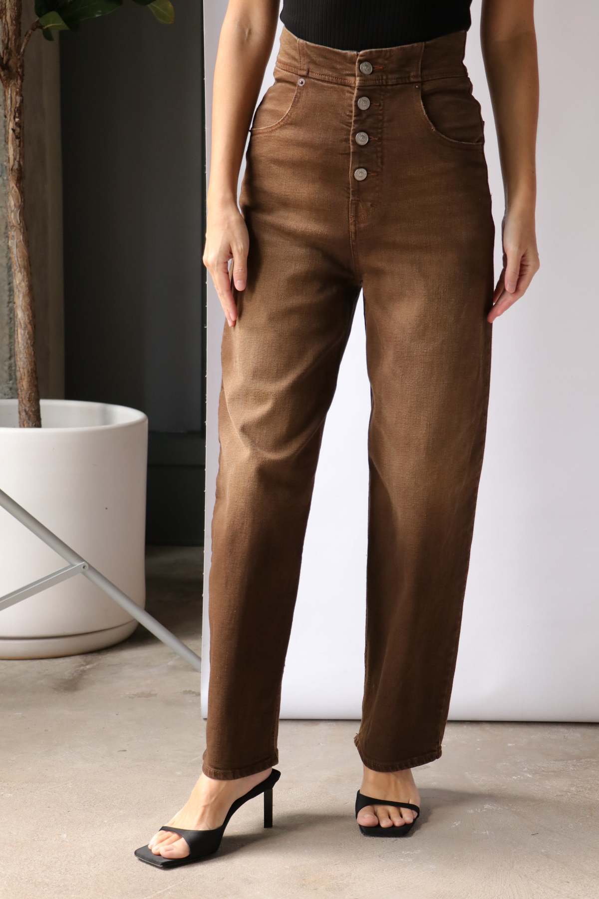 ボトムスその他 MM6 MAISON MARGIELA Women Pants S52KA0523M35244961 Brown MM6 Maison Margiela Straight Leg Jean - Brown | Garmentory