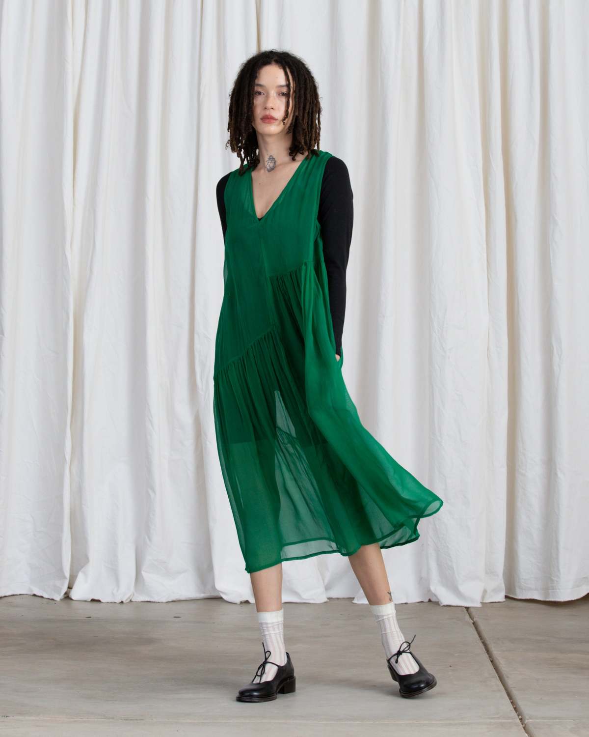 Ali Golden SHEER V-NECK GATHERS DRESS - KELLY GREEN | Garmentory