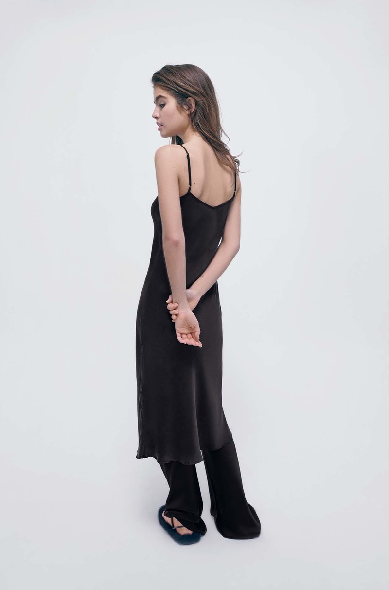 【関税込み】Silk Laundry タン 90s スリップ ミディアムドレス Silk Laundry 90s Slip Dress - Smoke – Soleil Blue