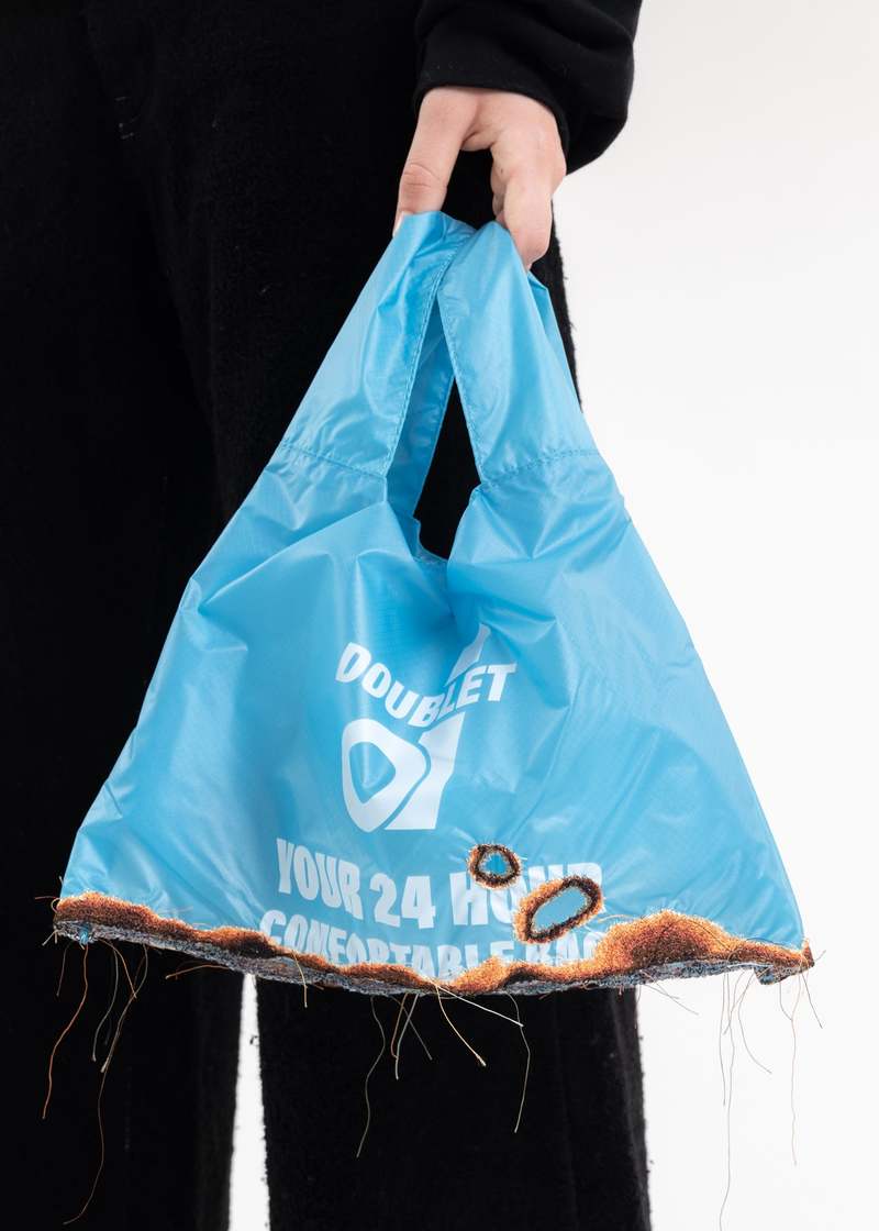doublet バーニング EMBROIDERY SUPERMARKET BAG Doublet BURNING EMBROIDERY SUPERMARKET BAG - Blue | Garmentory