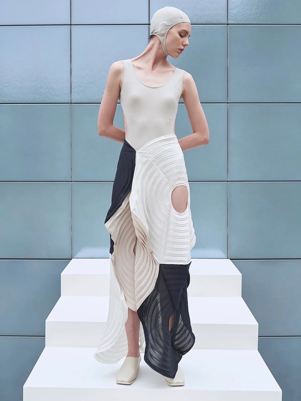 Issey Miyake Link Rings Skirt - White/Navy | Garmentory