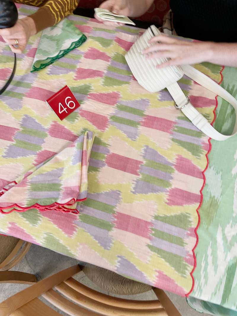 Beklina Ikat Tablecloth - Rosado Beklina Ikat Tablecloth - Rosado
