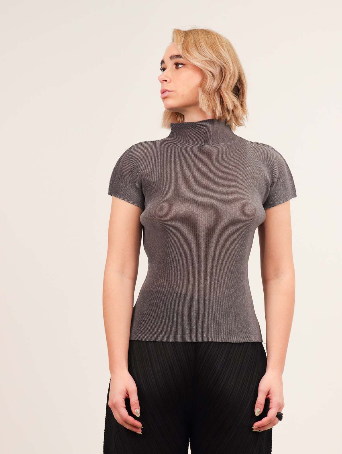 PLEATS PLEASE MIST BASICS 半袖　グレー　サイズ3 MIST BASICS – ISSEY MIYAKE ONLINE STORE