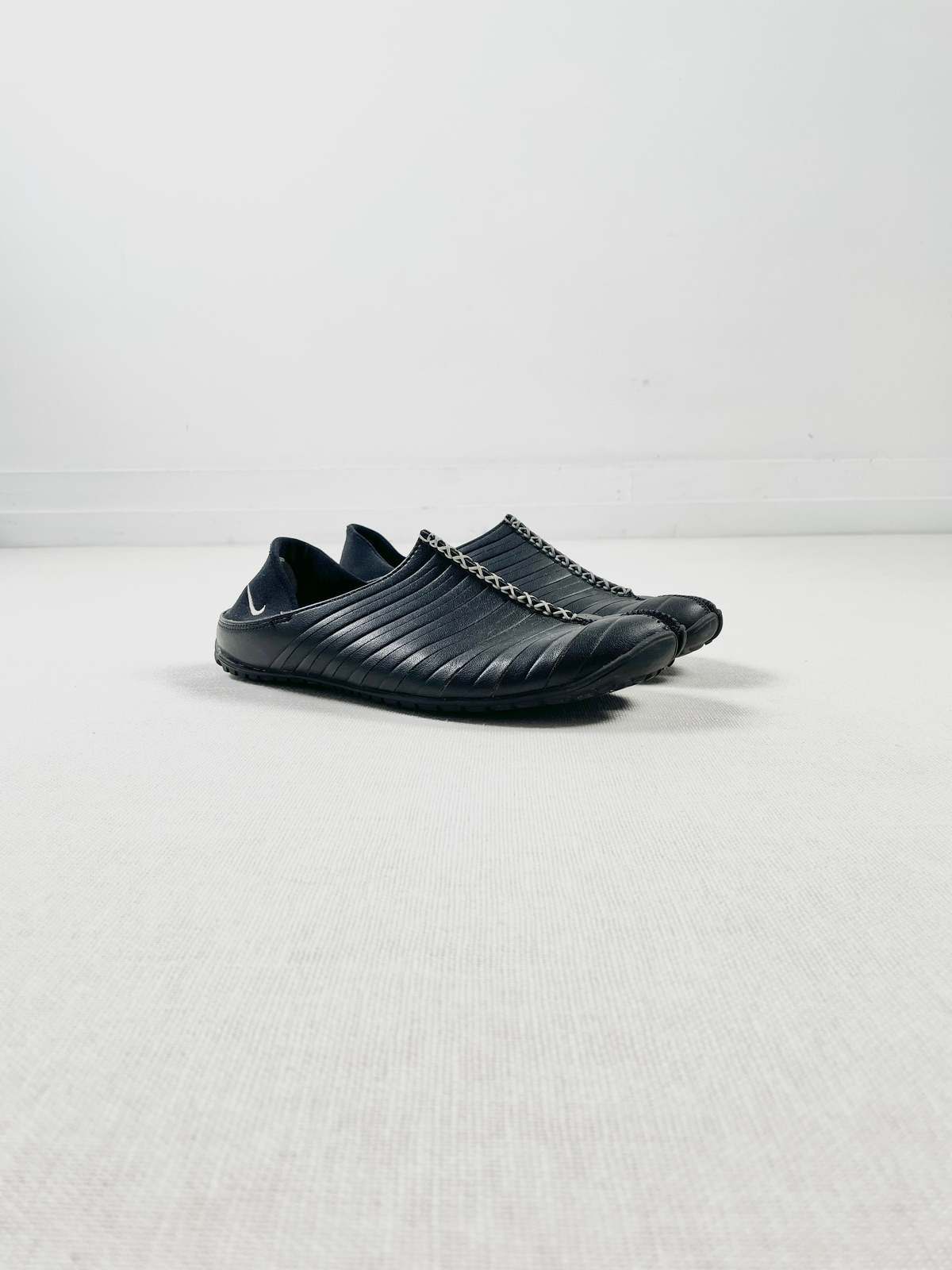 Nike 2006 Kembali Tabi Style Split Toe Sneakers - black | Garmentory