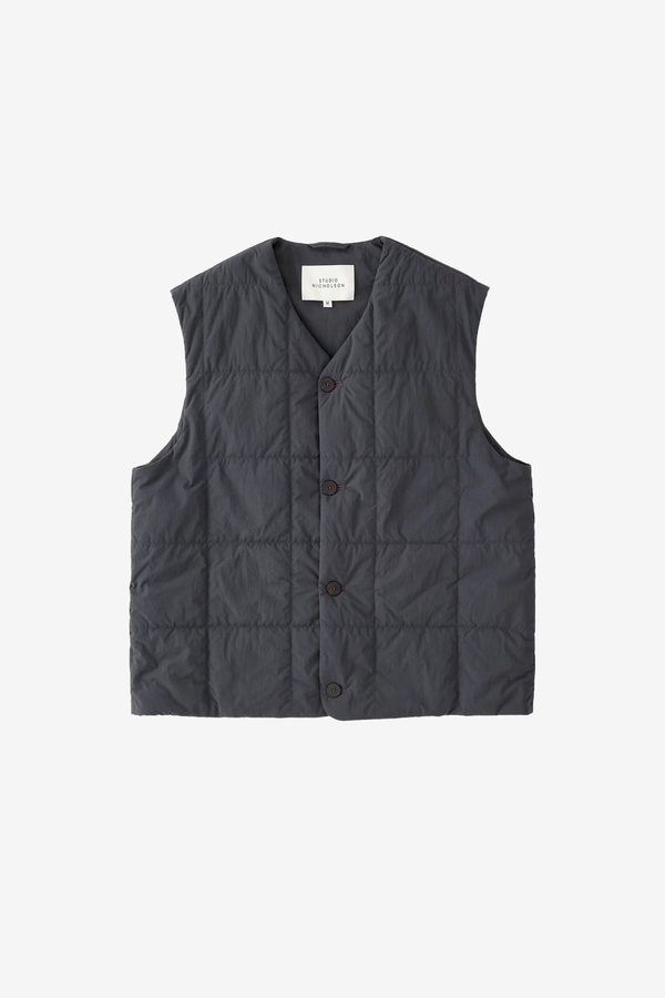 トップス STUDIO NICHOLSON PADDED VEST Studio Nicholson Men's Kao Padded Vest in Dark Navy Studio Nicholson