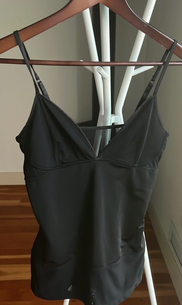 https://images.garmentory.com/images/8042215/large/Yummy-tummy-Shapewear-top--20221007022023.?1665109226