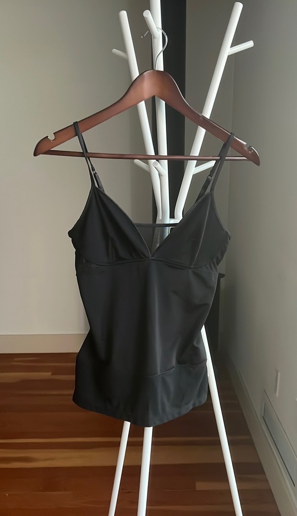 https://images.garmentory.com/images/8042218/large/Yummy-tummy-Shapewear-top--20221007022024.?1665109227