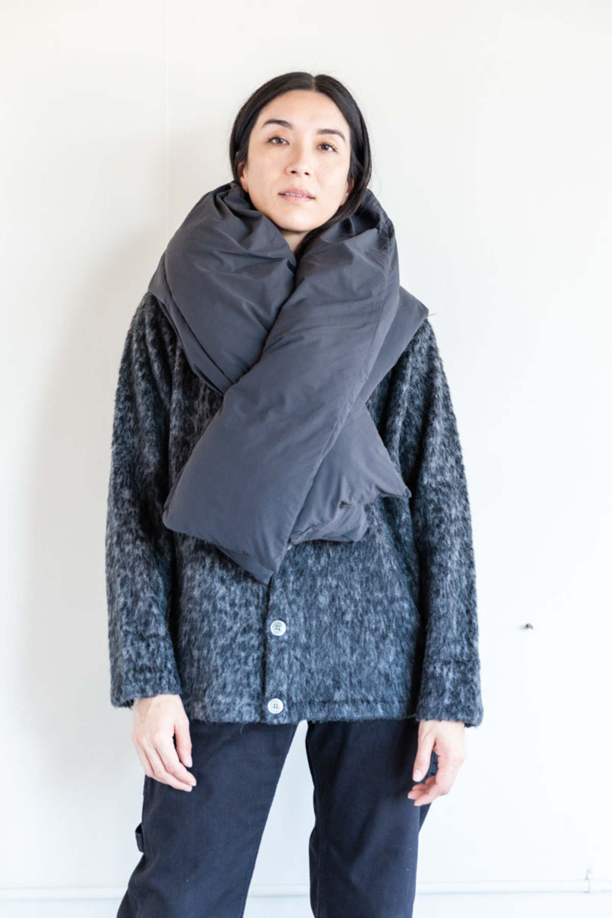 小物 STUDIO NICHOLSON PADDED SCARF Studio Nicholson PLUME PADDED SCARF - BLACK | Garmentory