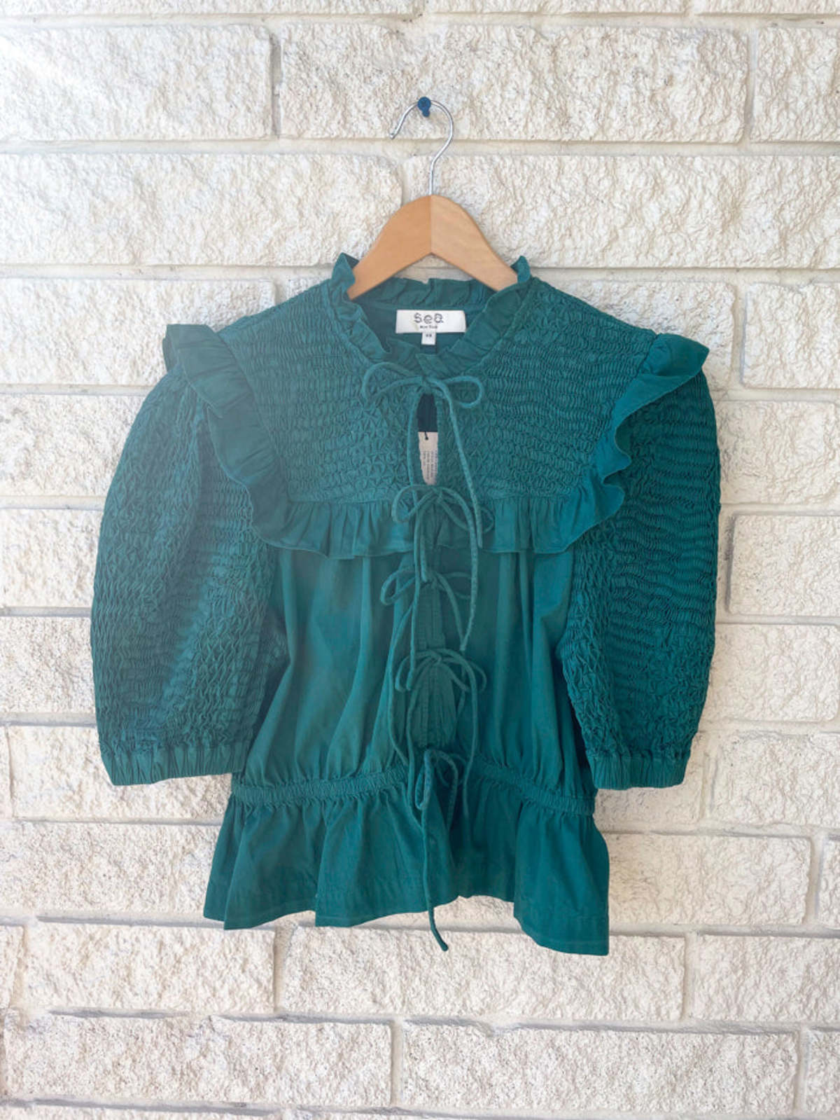 トップス SEA NEW YORK Casey Hand Smoked Tie Front Sea Ny Casey Hand Smocked Tie Front Top - Emerald | Garmentory