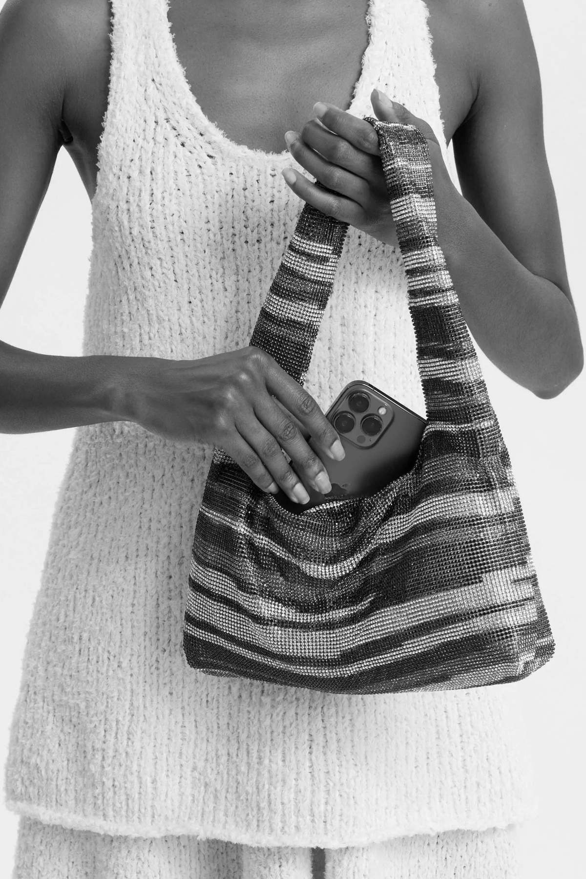 【関税込み】Kara パープル Crystal Mesh Armpit バッグ Purple Crystal Mesh Armpit Bag by KARA on Sale