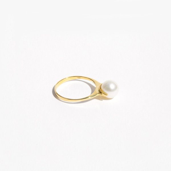 Saskia Diez Pearl Ring Solitaire