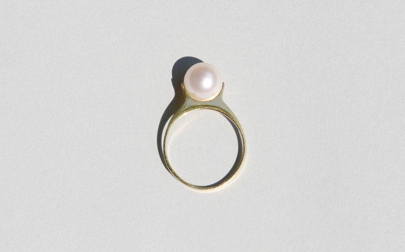 Saskia Diez Pearl Ring Solitaire
