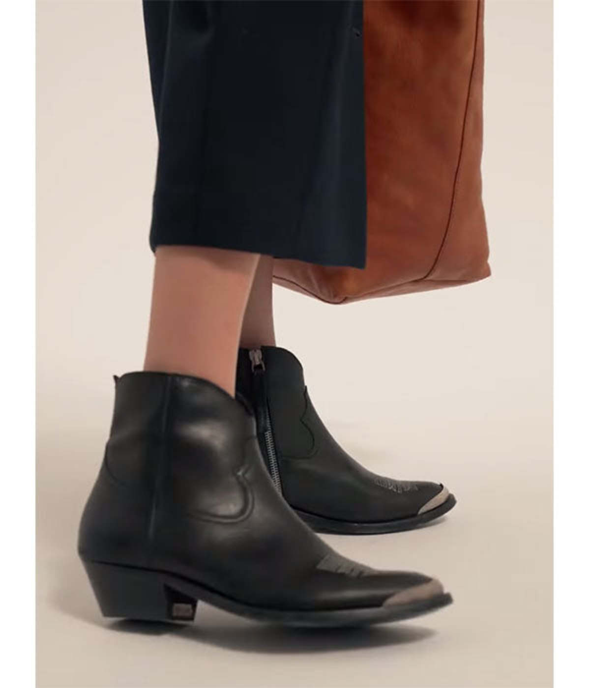 【送料&関税込】Golden  Young Ankle Boots Young ankle boots in black leather with sand-colored embroidery
