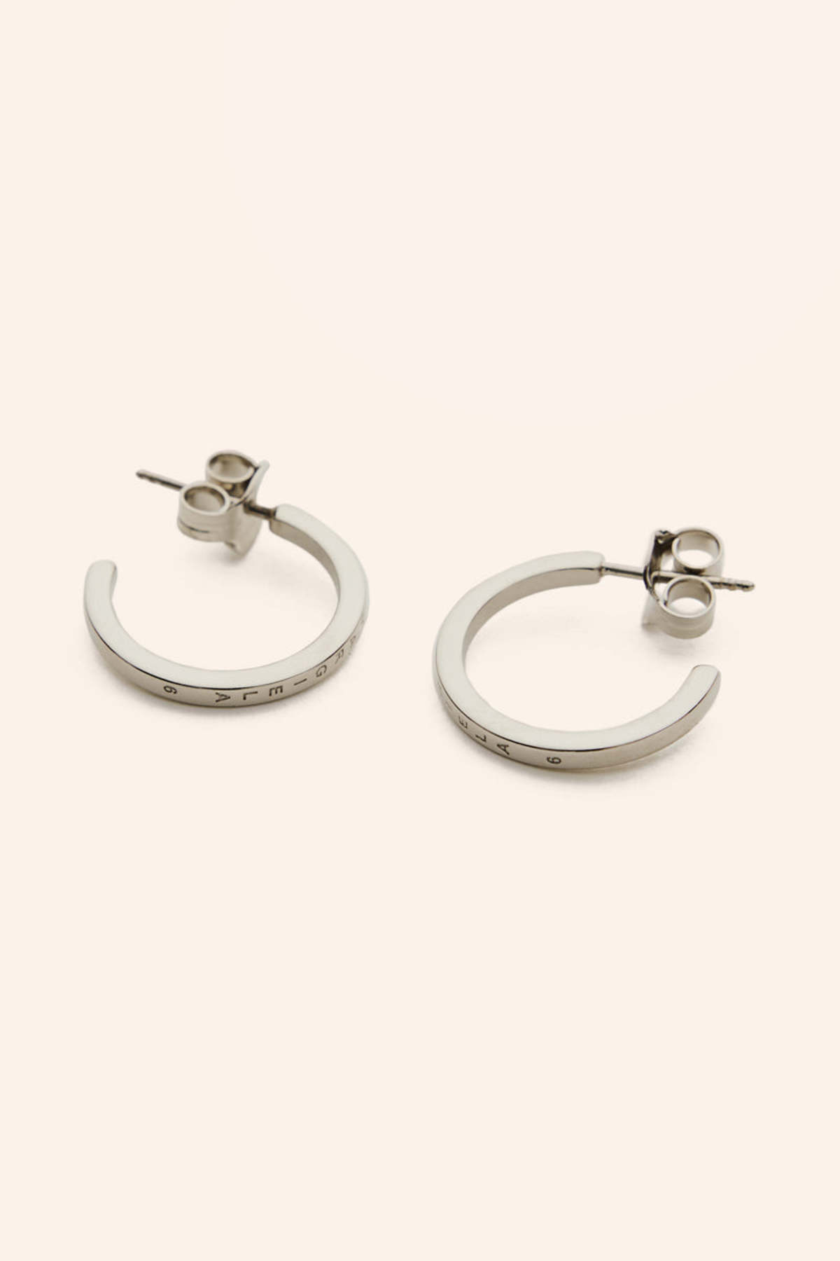 【関税&送料込】Mm6 Maison Margiela Logo Earrings MM6 Maison Margiela Tag And Key Earrings | Silver | FARFETCH
