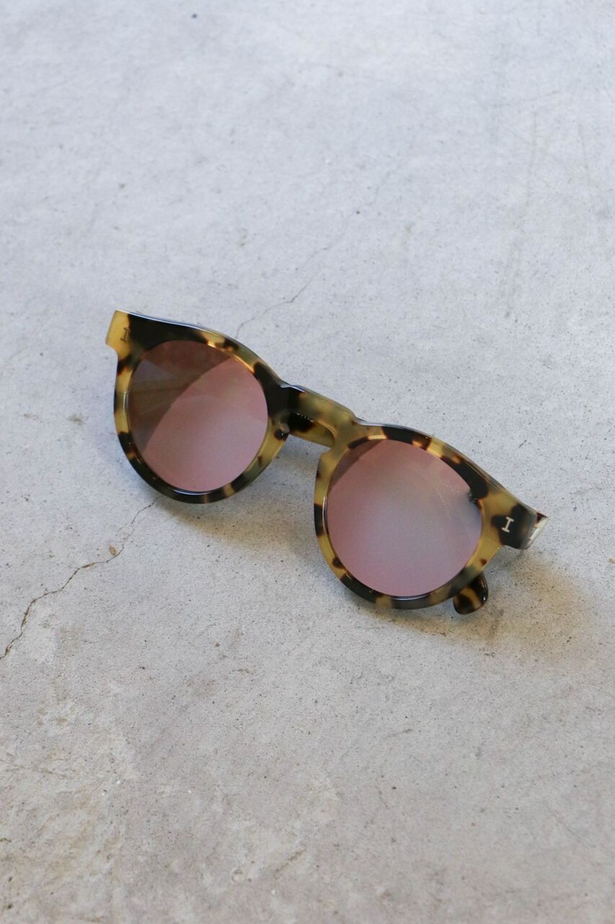 This is Illesteva Leonard Sunglasses Tortoise, Rose Mirror. illesteva Leonard C41 Sunglasses White & Gray Tortoise With  main image 4