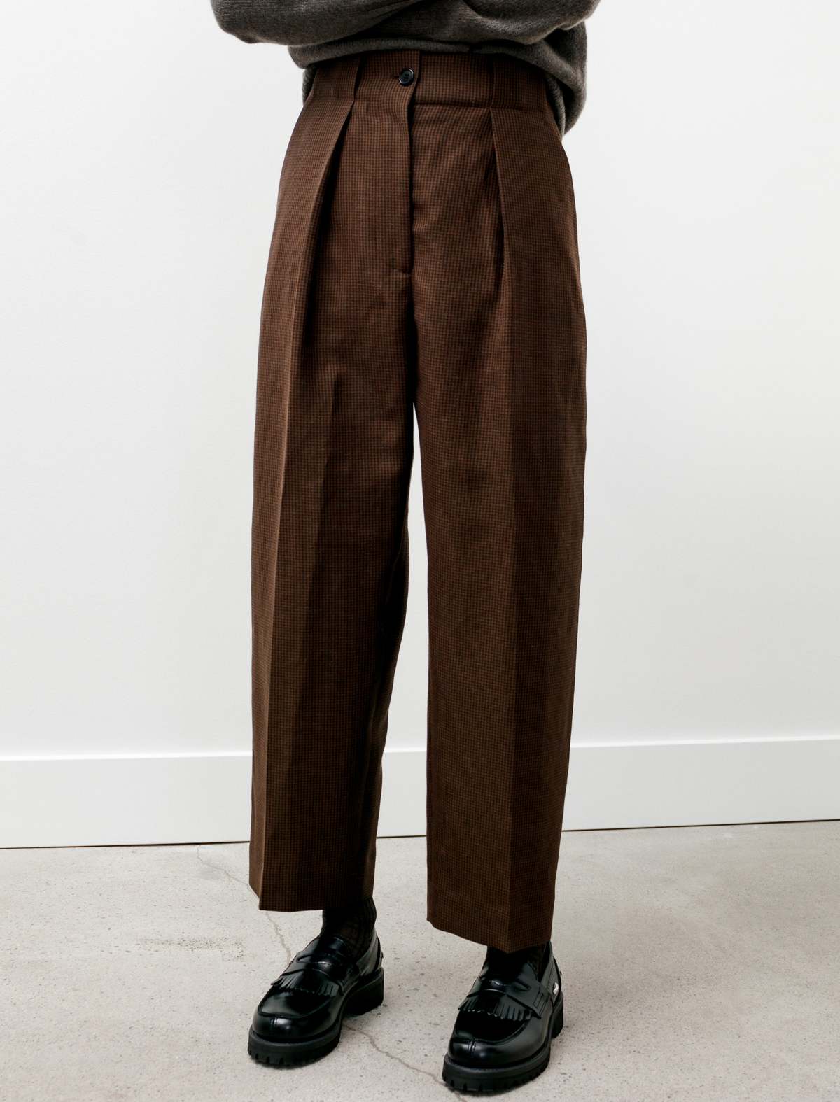 【MARGARET HOWELL】LINEN WIDE TROUSERS Margaret Howell high-waisted Tapered Trousers | White | FARFETCH