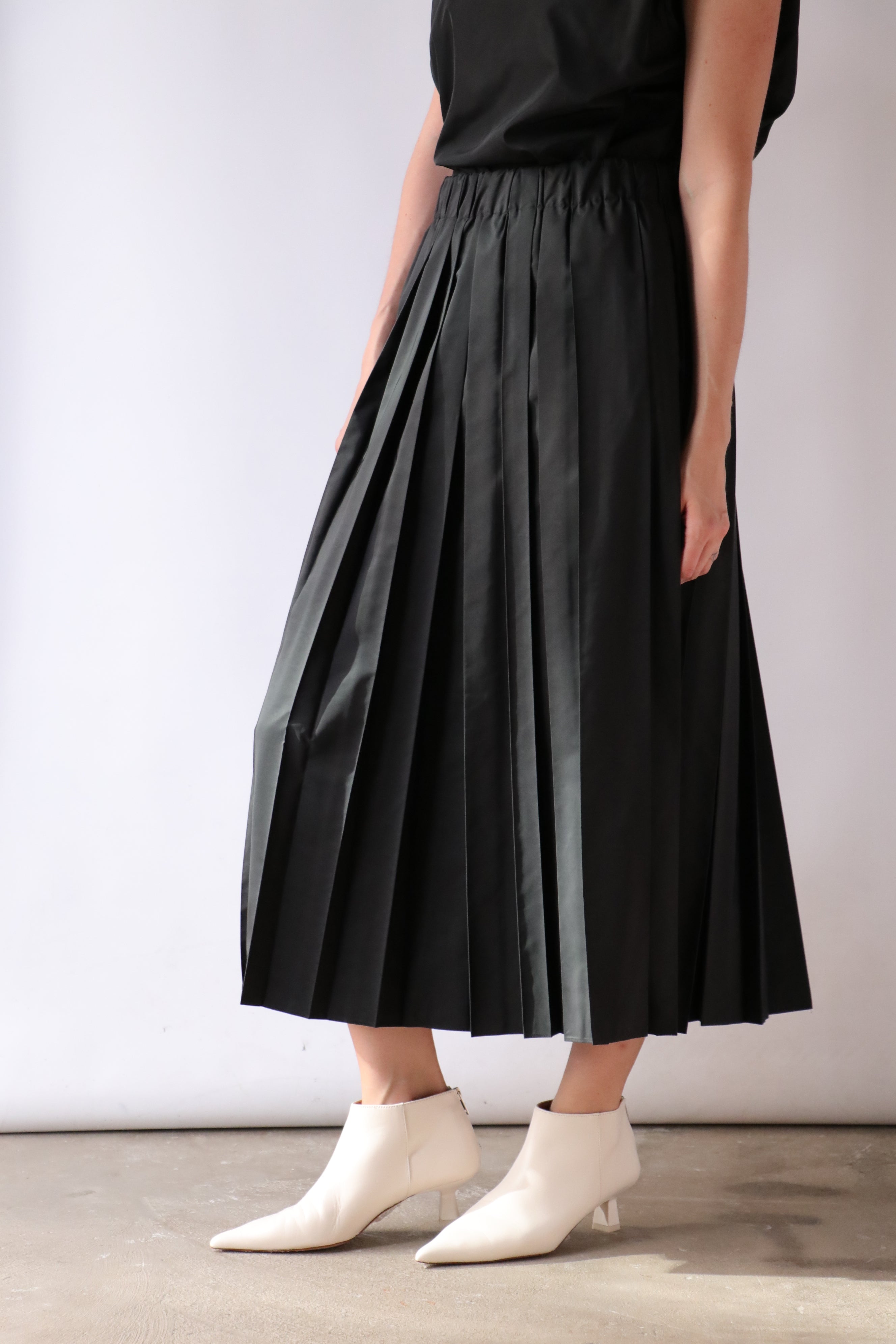 Womens Nylon Pleated Skirt | Black
