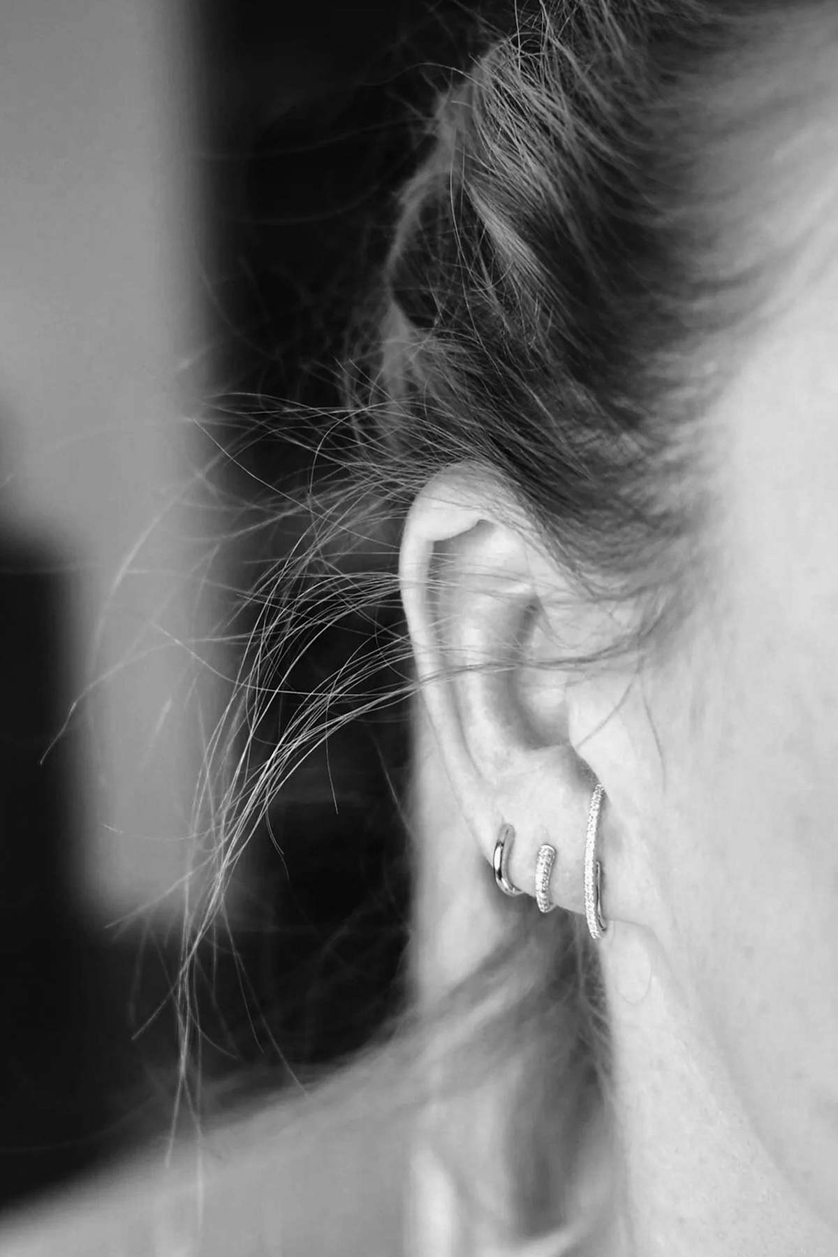GABRIELA ARTIGAS 14K Colmillo ピアス Gabriela Artigas Colmillo Huggie - 14K Yellow Gold | Garmentory