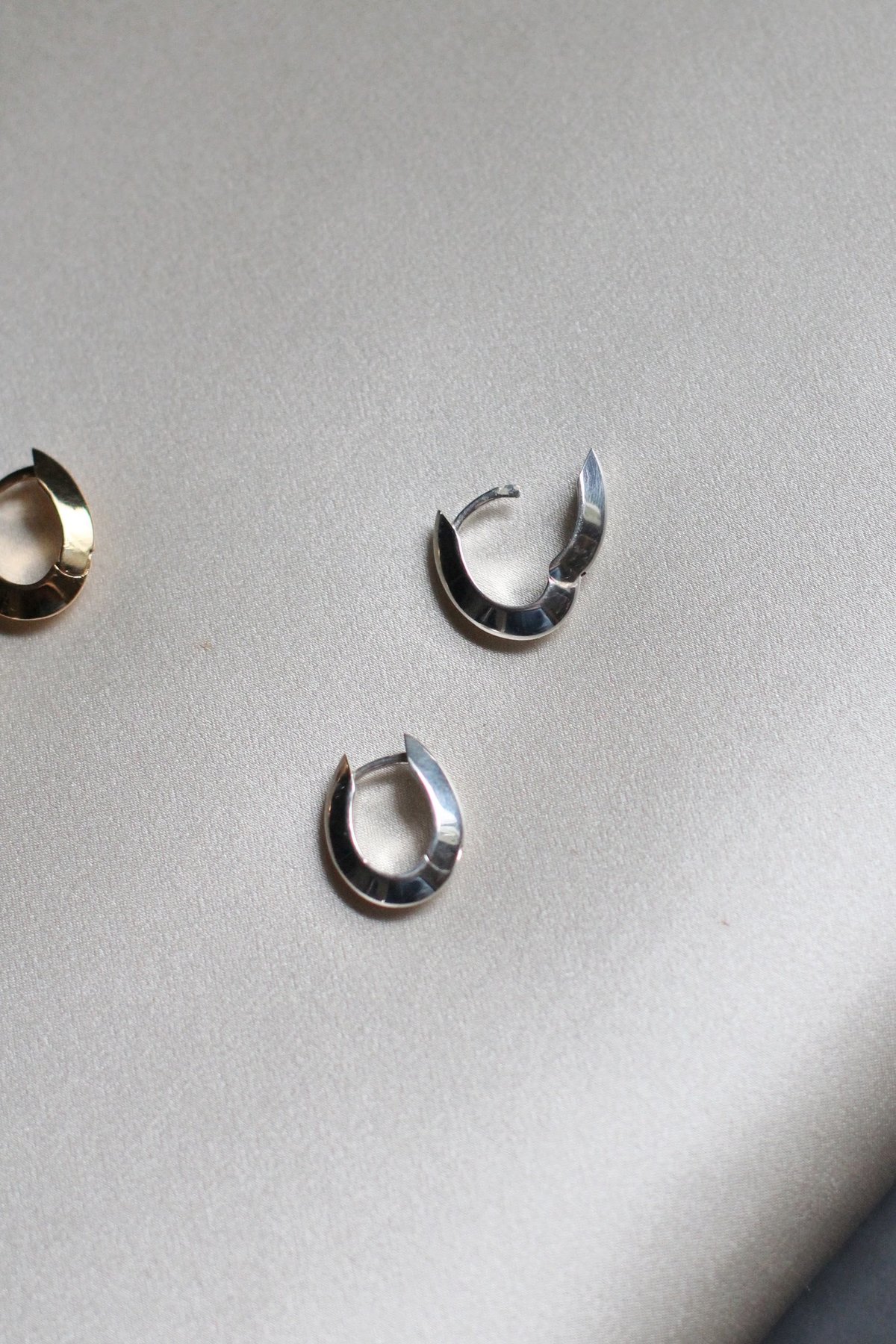 SOPHIE BUHAI　Small Ada Hoops SOPHIE BUHAI SMALL ADA HOOPS - SILVER | Garmentory