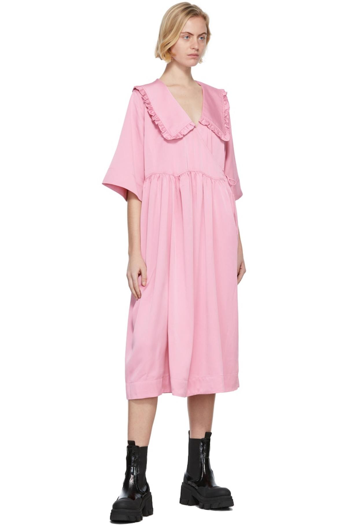 【GANNI 】フリルカラー ラップワンピース/Pink GANNI Satin Oversized Wrap Midi Dress - Pink | Garmentory