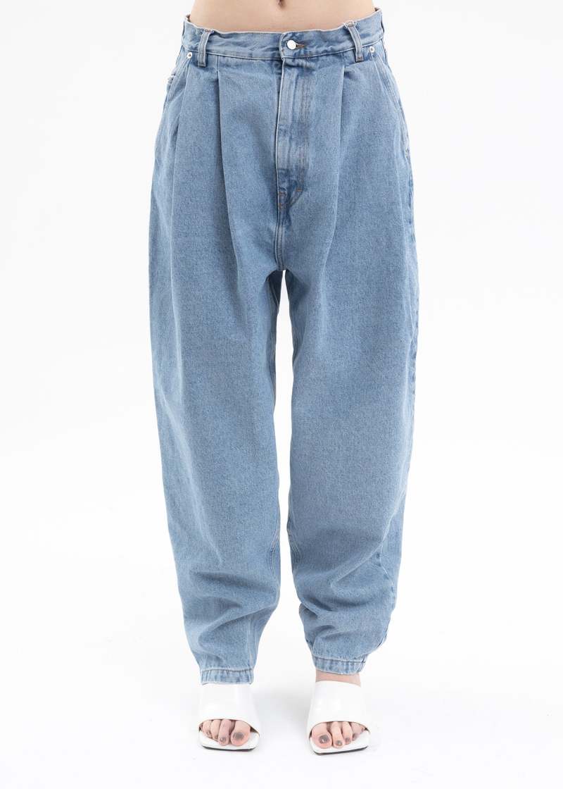 パンツ Hed Mayner Blue Wash Pleated Denim Hed Mayner WASH PLEATED DENIM - BLUE | Garmentory