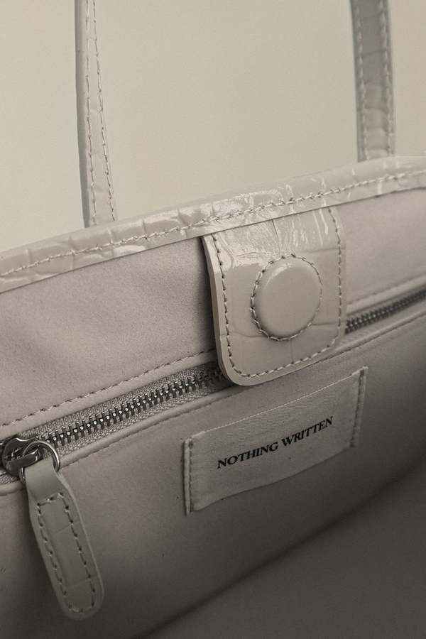 【NOTHING WRITTEN】Ain croco tote bag_2colors NOTHING WRITTEN Ain Croco Tote Bag - Salt/Black | Garmentory