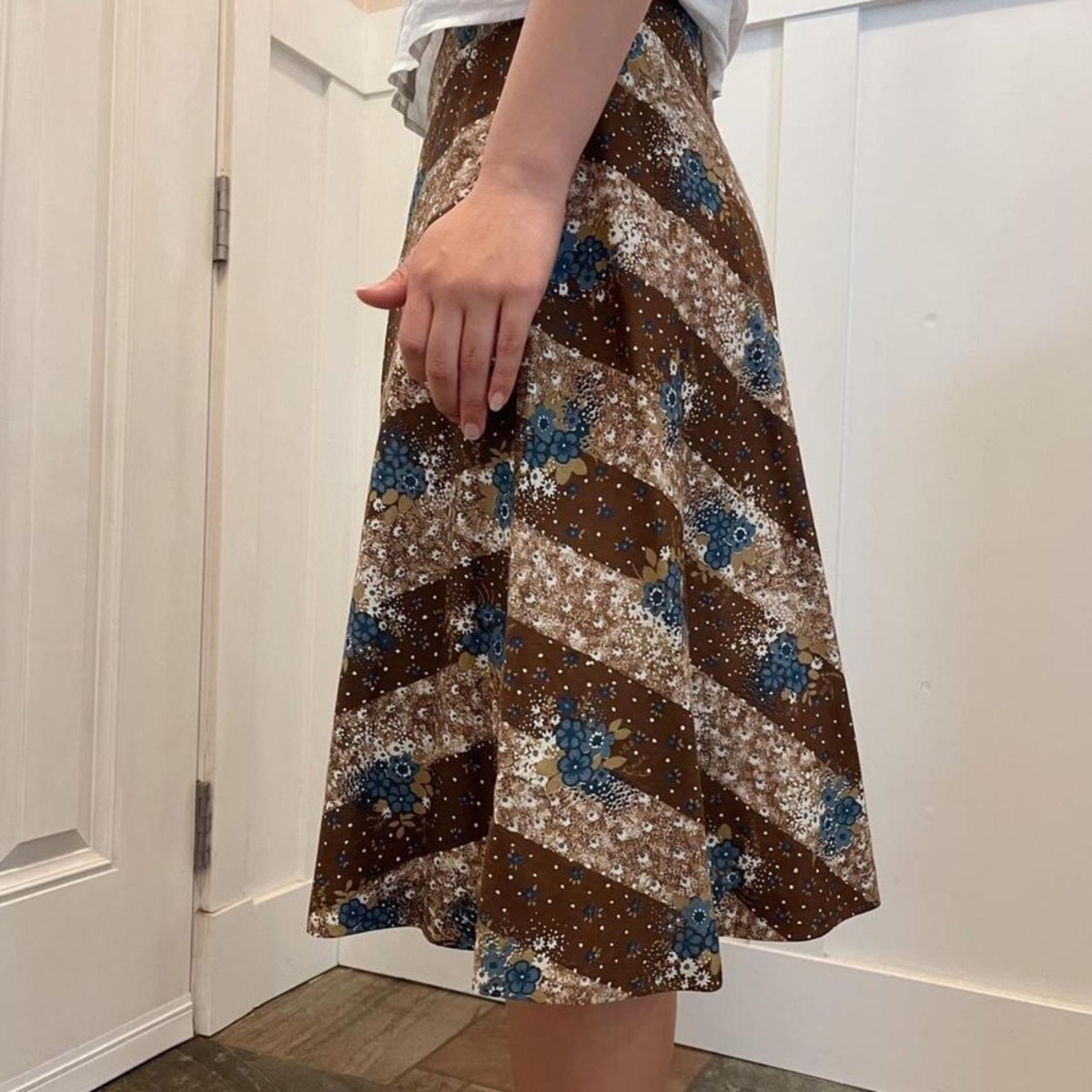 Darling Debs 60s Brown Midi Skirt - Image 2 of 4
