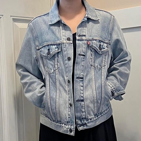 Levi's light wash hot sale denim jacket