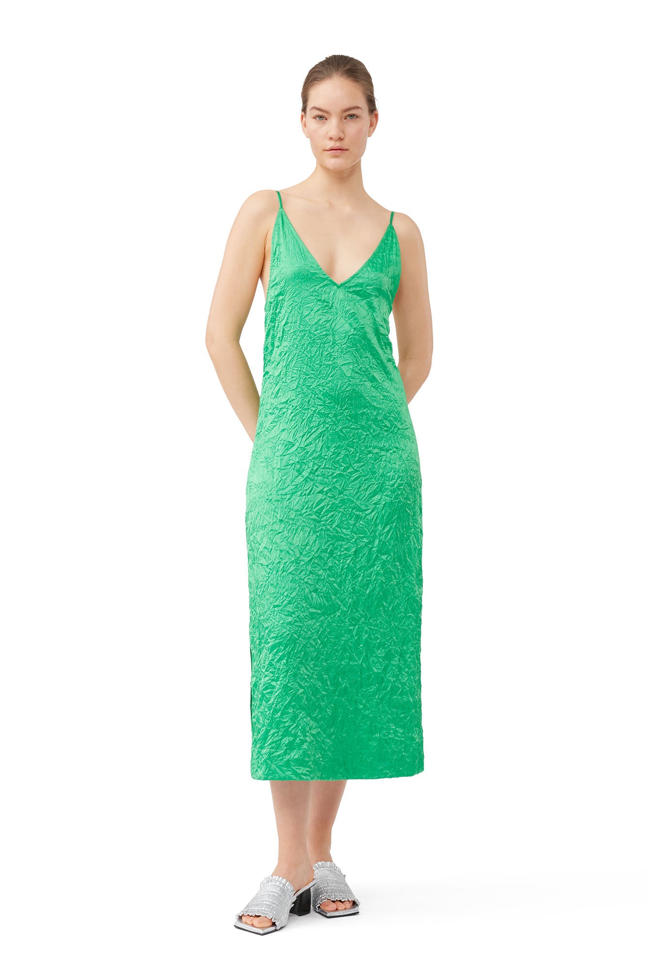 ganni green crinkle dress Zapaka Women Dark Green Sheath Maxi Bridesmaid Dress with Slit Off the  Shoulder Ruched Wedding Guest Dress – ZAPAKA