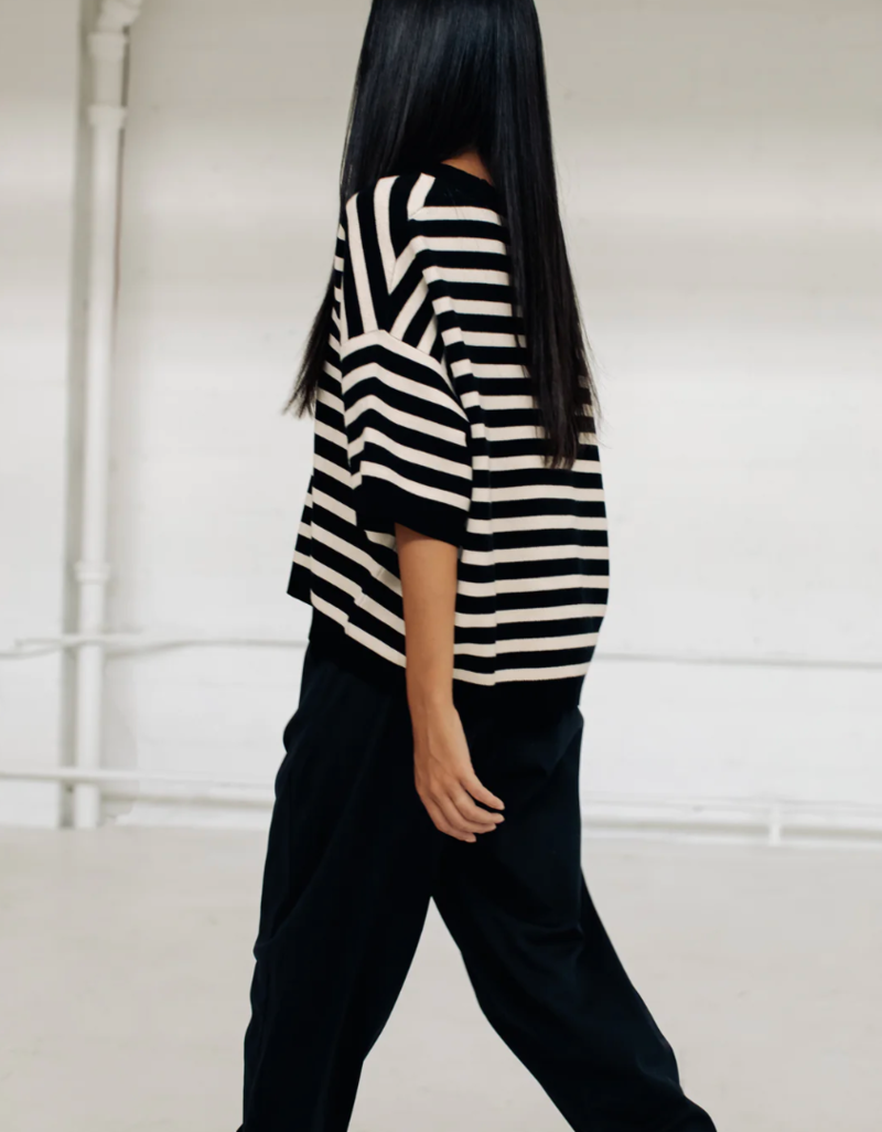 Paper Label Sara Boxy V-Neck - Black | Garmentory