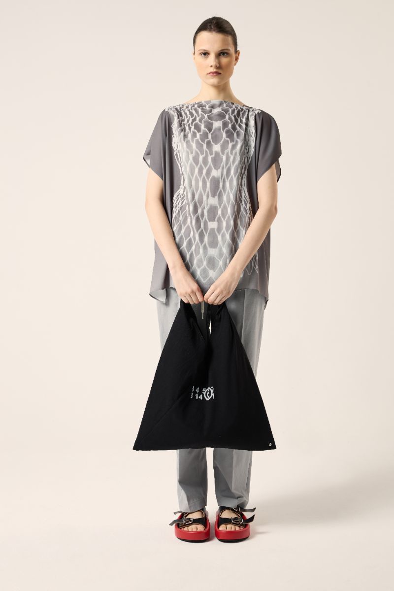 ★MM6 MAISON MARGIELA★LOGO PRINT JAPANESE TOTE★Grey 27677374_57468583_600.jpg