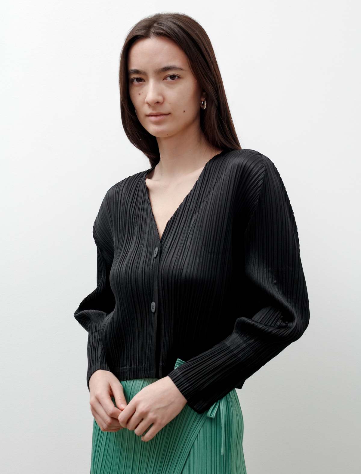 ISSEY MIYAKE PLEATS PLEASE カーディガン　黒 MONTHLY COLORS : JULY Cardigan Dark Grey – ISSEY MIYAKE EU