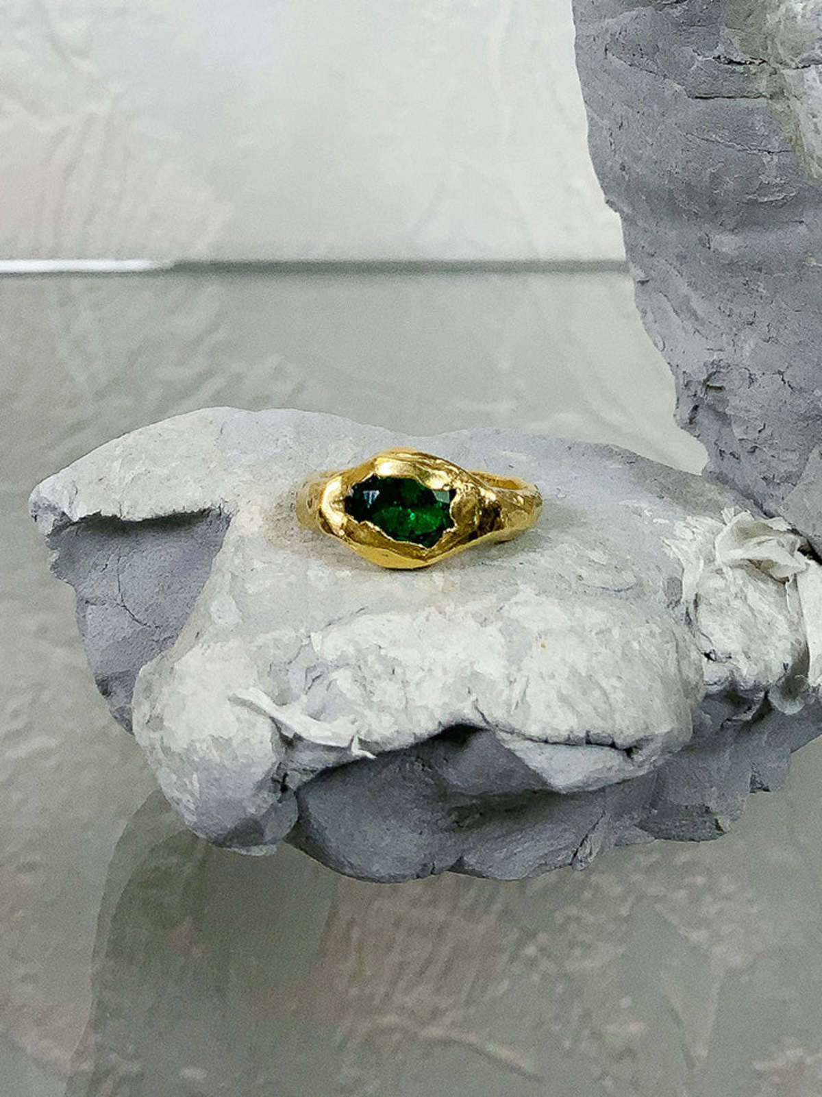 Simuero Faro Ring - Gold/Emerald | Garmentory