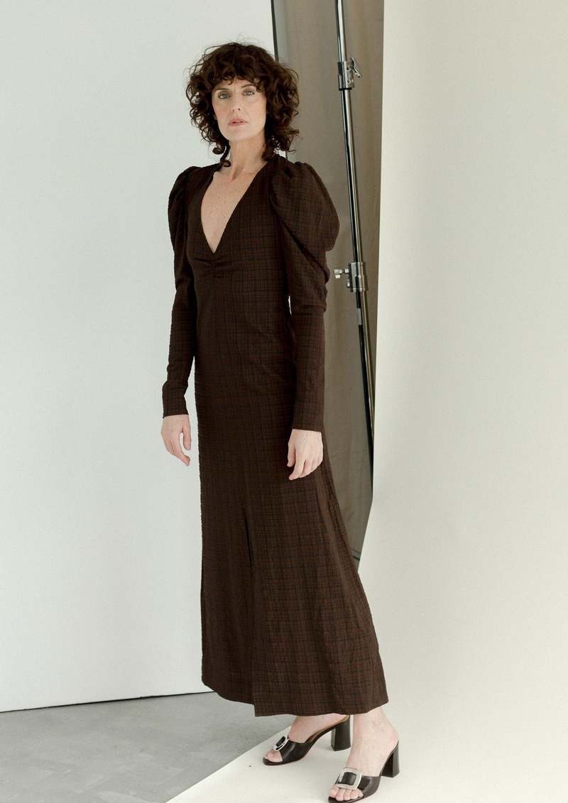 GANNI Checked Seersucker マキシドレス　コーヒーブラウン Ganni Seersucker V-Neck Maxi Dress - Chicory Coffee | Garmentory