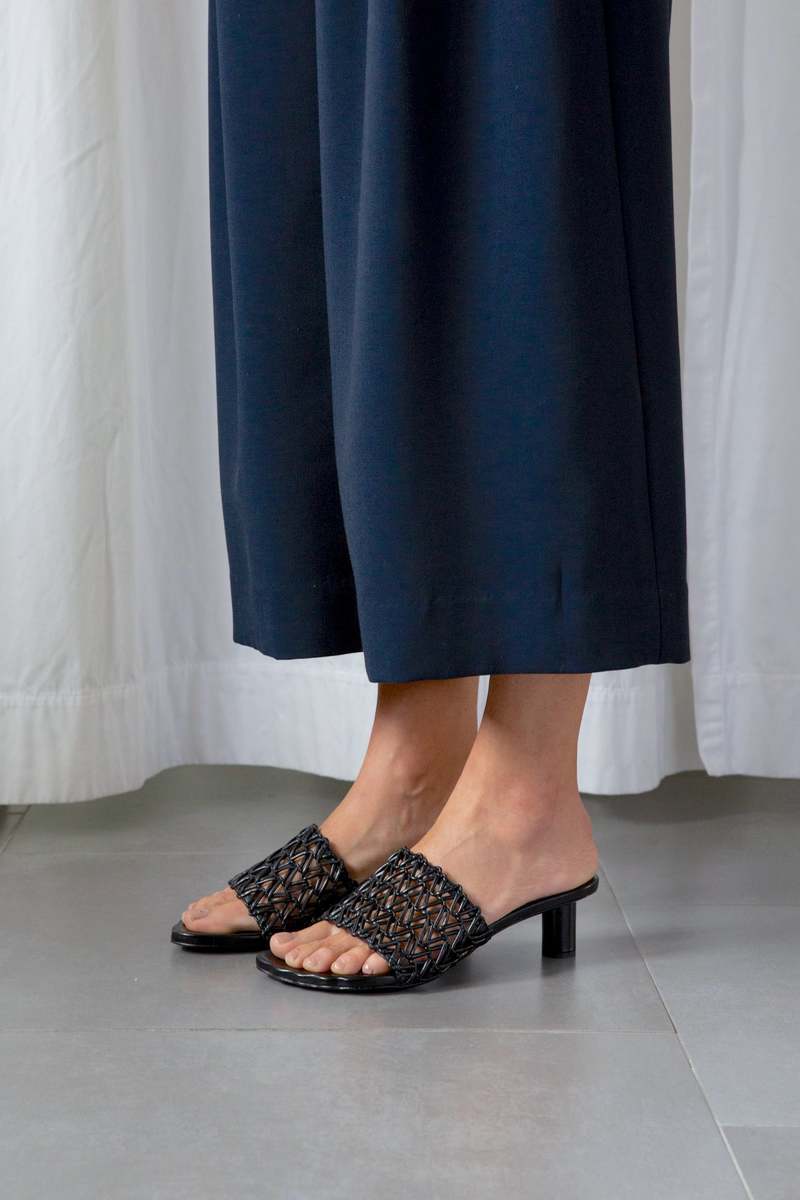 【Proenza Schouler】 Sculpt Wovenスライド Proenza Schouler Sculpt Woven Slide Sandals | Black | FARFETCH