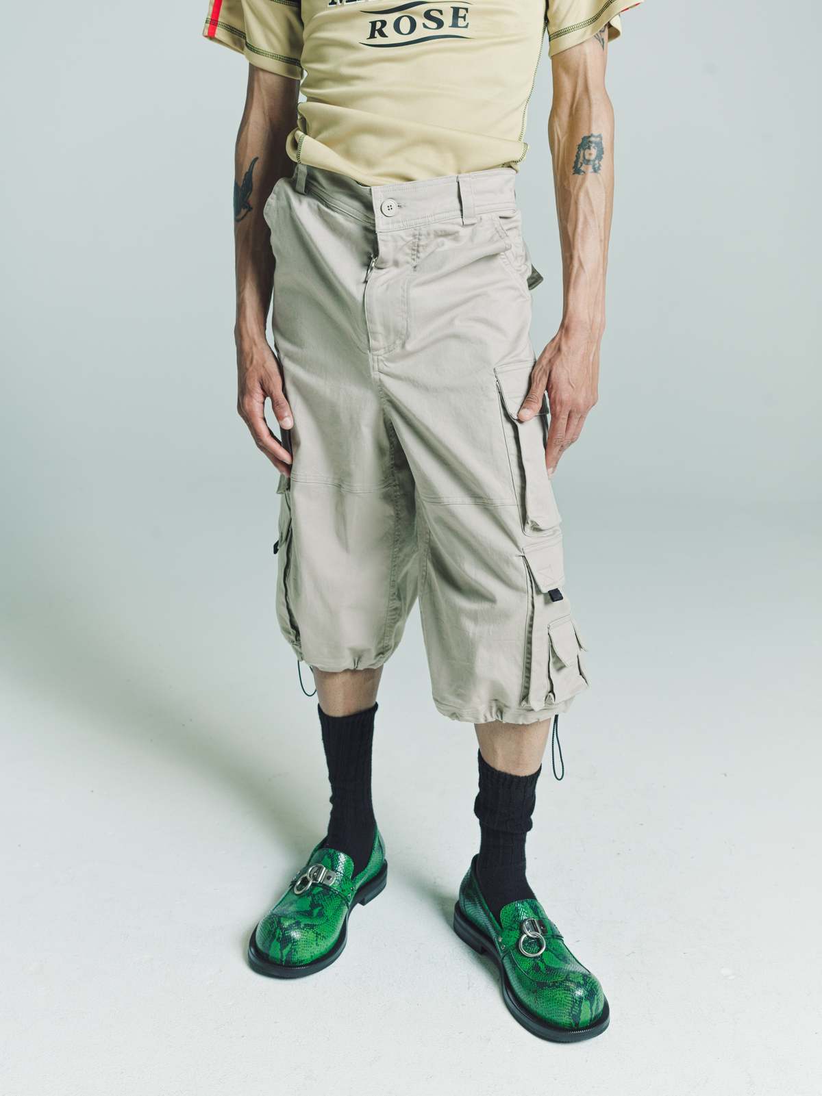 【関税込み】Martine Rose ベージュ コットン ショートパンツ Martine Rose Pulled Cargo Shorts - Beige | Garmentory