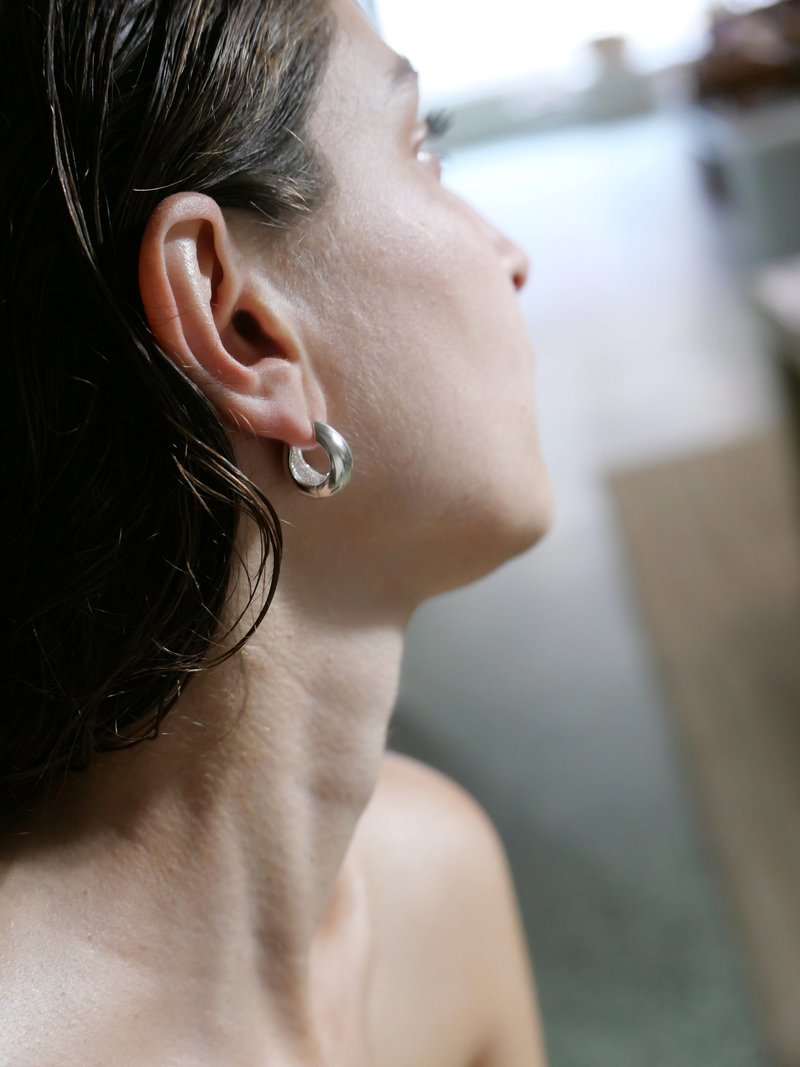 Sophie Buhai HINGED HOOP EARRINGS - SILVER | Garmentory