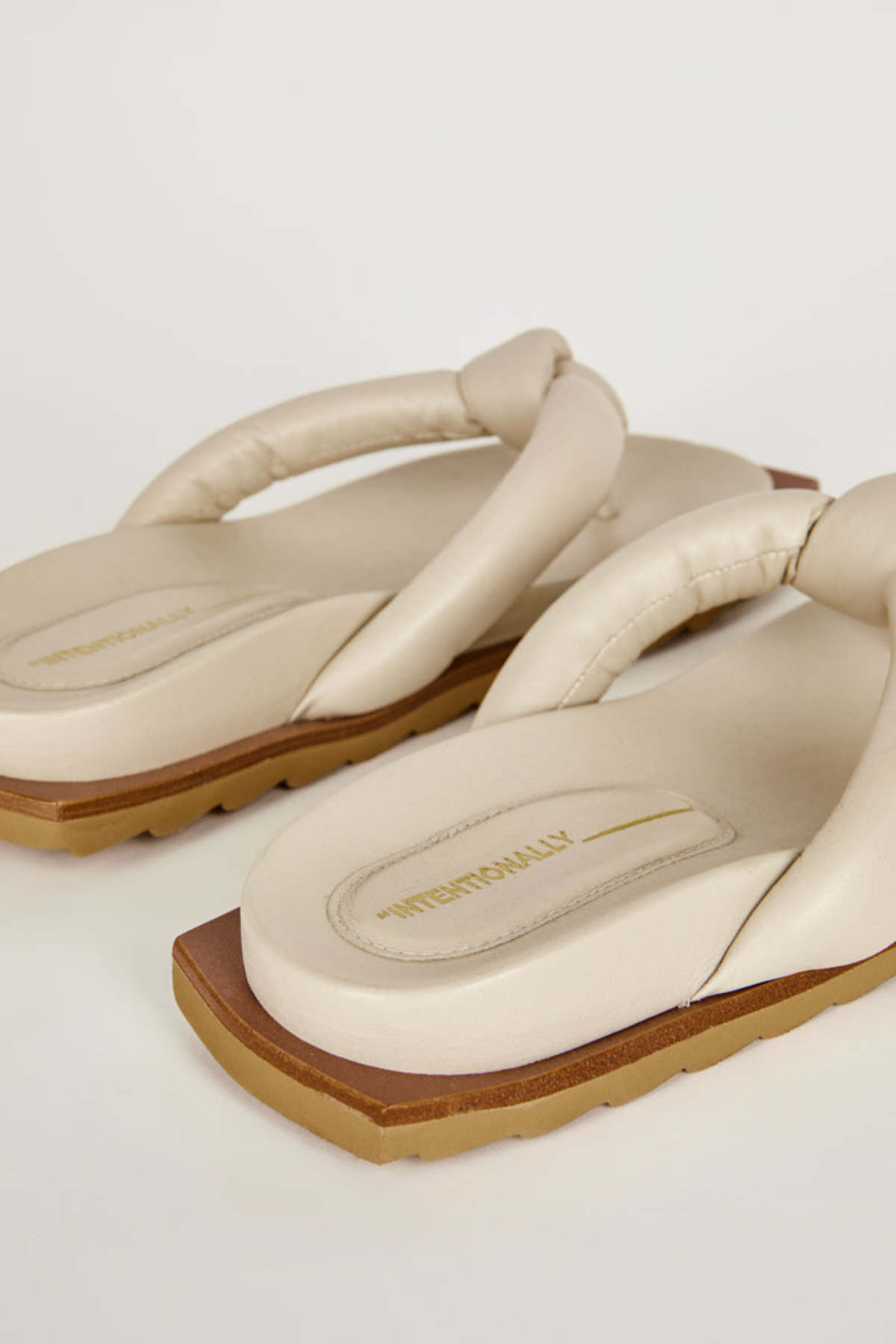 INTENTIONALLY GOODY SANDAL Cream Garmentory