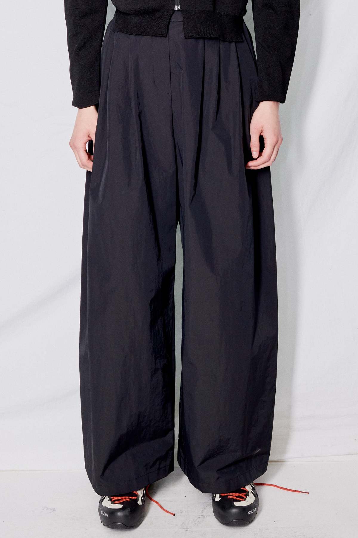 Amomento Popup Three Tuck Banding Pants - Black | Garmentory