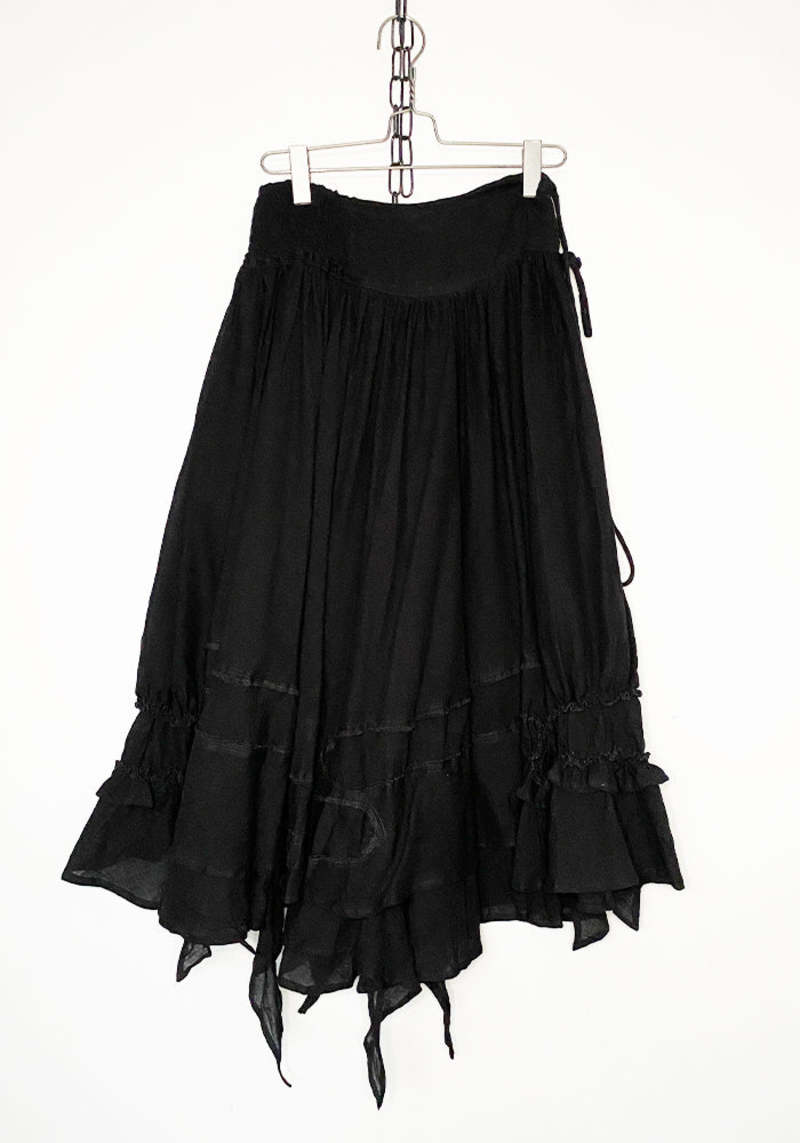 ☆関税込☆INSTANTFUNK★ASYMMETRIC RUFFLE-TIERED MAXI SKIR.T INSTANTFUNK 23FW Part 1/4 ⠀ Lace square-neck long-sleeved T
