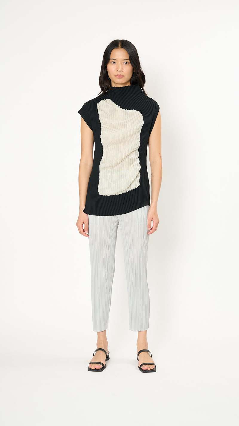 ISSEY MIYAKE 日本製 ノースリーブ ニットベスト Issey Miyake Nude Top - Black | Garmentory