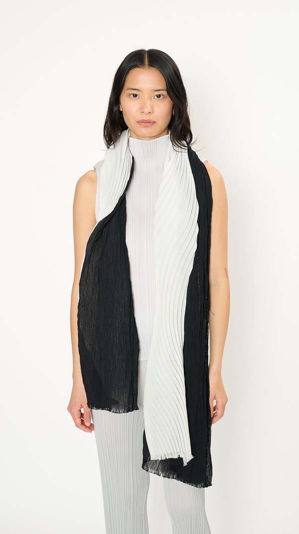 Issey Miyake Yoryu Pleats Stole - Black/White | Garmentory