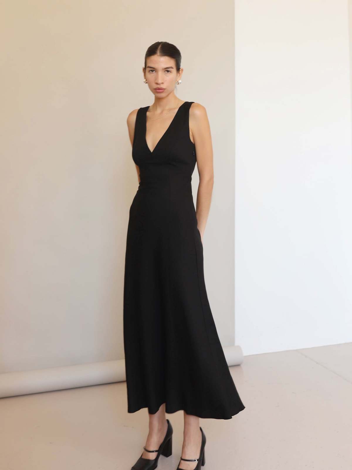 Sophie Rue Linen V Back Midi Dress - Black - Image 1 of 10