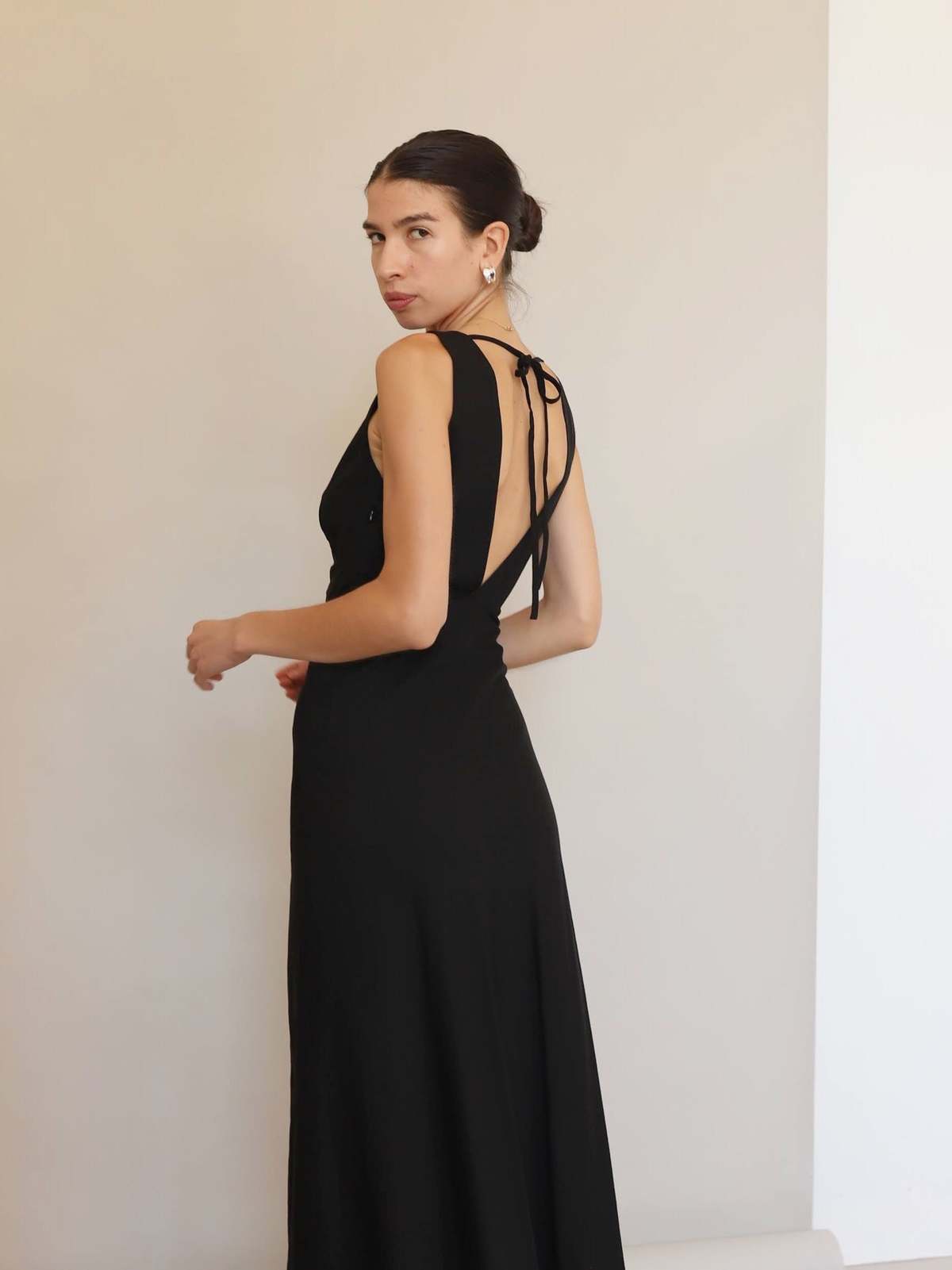Sophie Rue Linen V Back Midi Dress - Black - Image 2 of 10