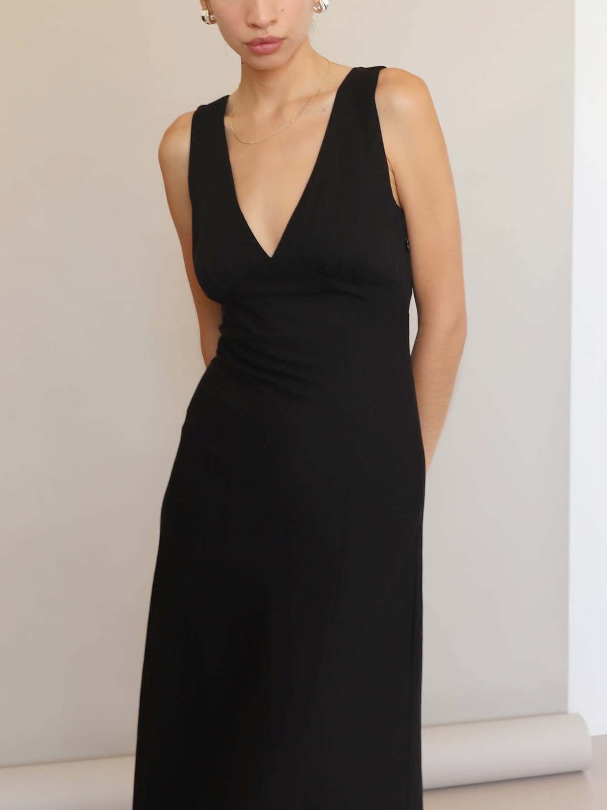 Sophie Rue Linen V Back Midi Dress - Black - Image 3 of 10