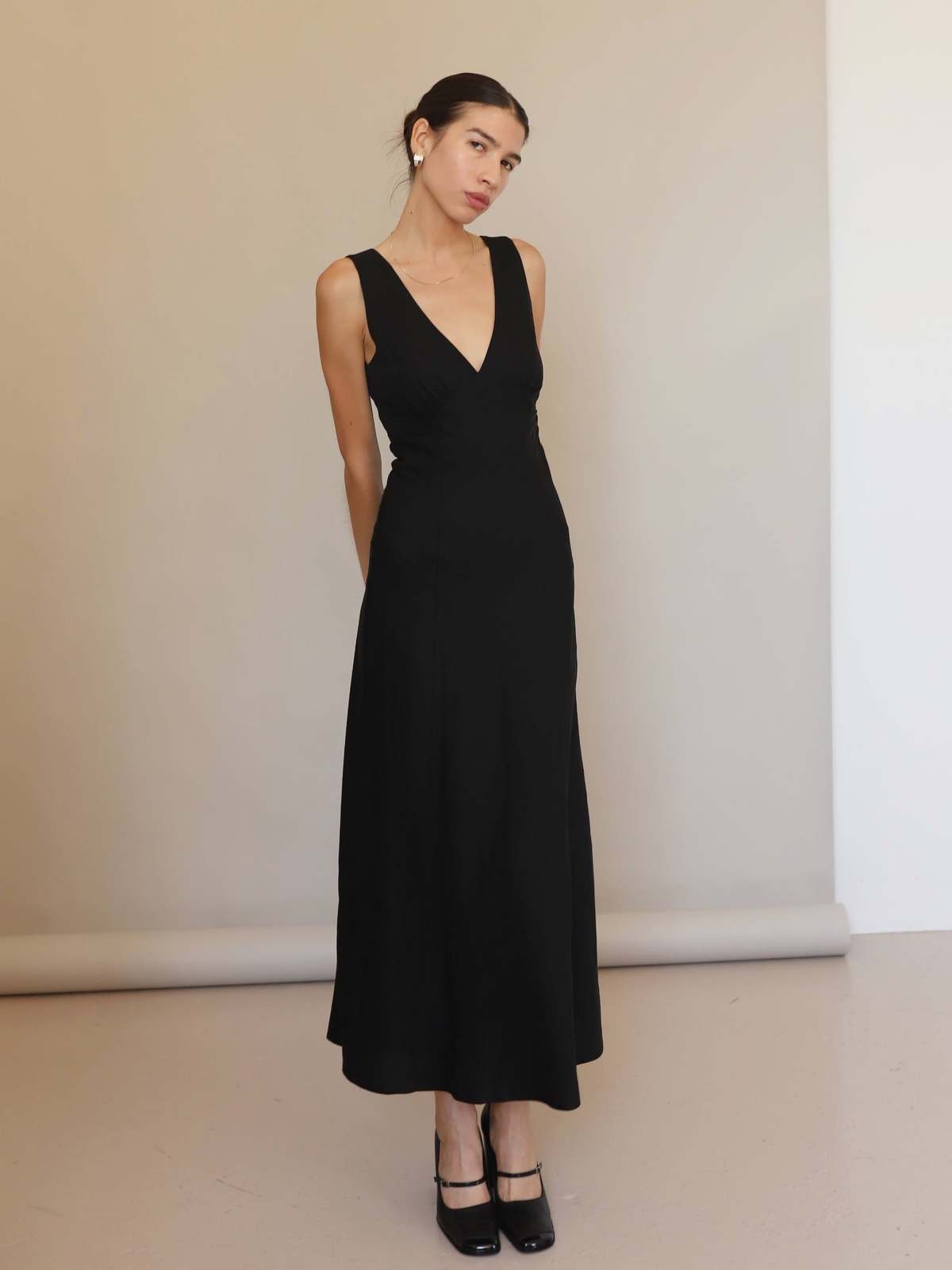 Sophie Rue Linen V Back Midi Dress - Black - Image 6 of 10