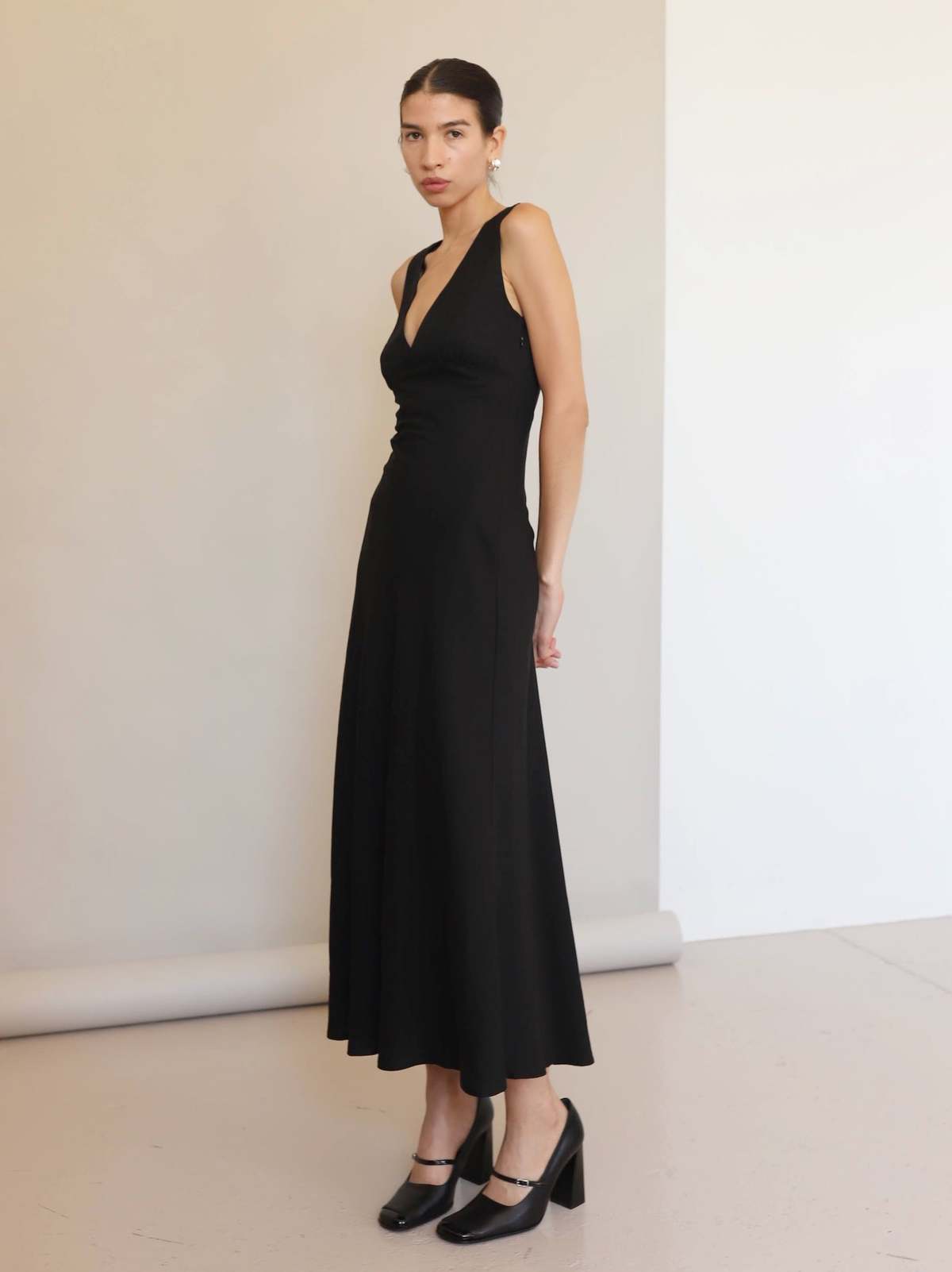 Sophie Rue Linen V Back Midi Dress - Black - Image 7 of 10