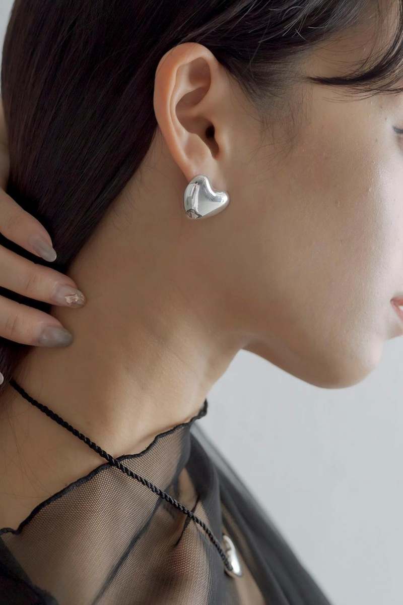 送関込【Annika Inez】Small Voluptuous Heart Earrings Annikainez645e98d47c31b3645e98