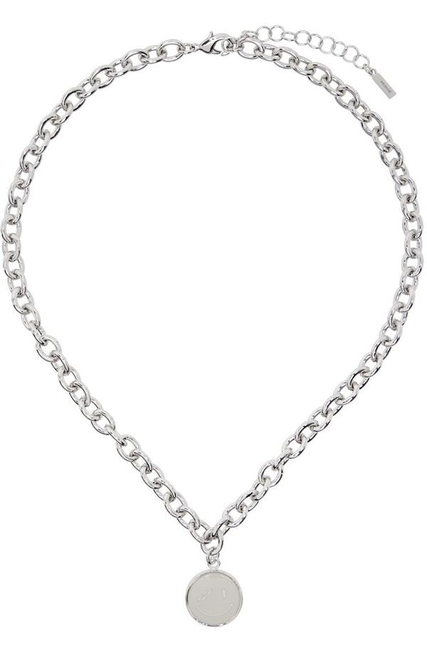 【関税込み】We11done シルバー Smiley ネックレス we11done Silver Smiley Necklace - White | Garmentory